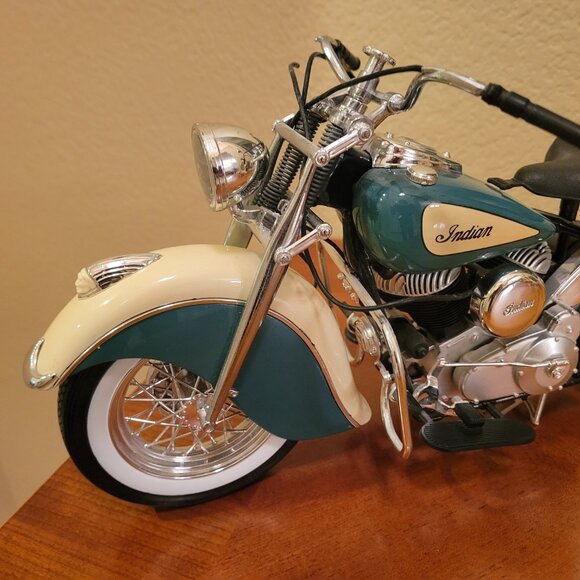 Guiloy 1948 Indian Chief Die-Cast Motorcycle - Picture 2 of 14
